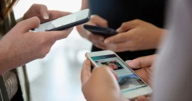 الهواتف القديمة والتوقيت الصيفي: لماذا تفشل في التحديث التلقائي؟