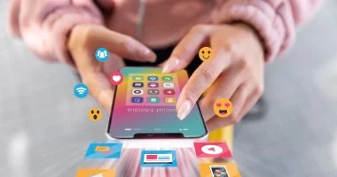 اليابان تدرس قيود عمرية على وسائل التواصل بالتوازي مع تنظيم عالمي