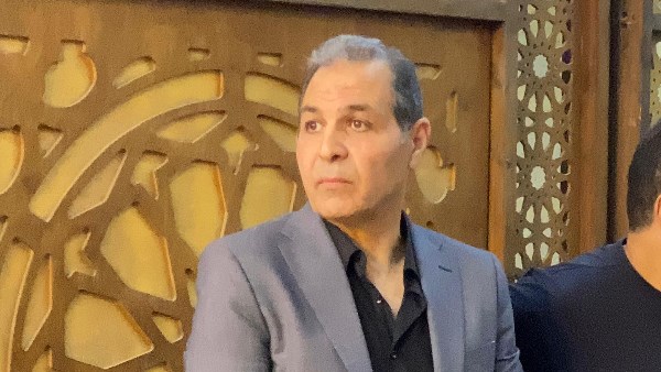 بالصور تامر عبد الحميد نجم الزمالك يستقبل العزاء في والده بمسجد الحامدية الشاذلية
