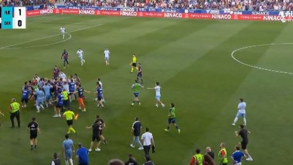 بالفيديو اشتباكات عنيفة وطرد 3 لاعبين في مباراة ريال سرقسطة وهويسكا بالدوري الإسباني