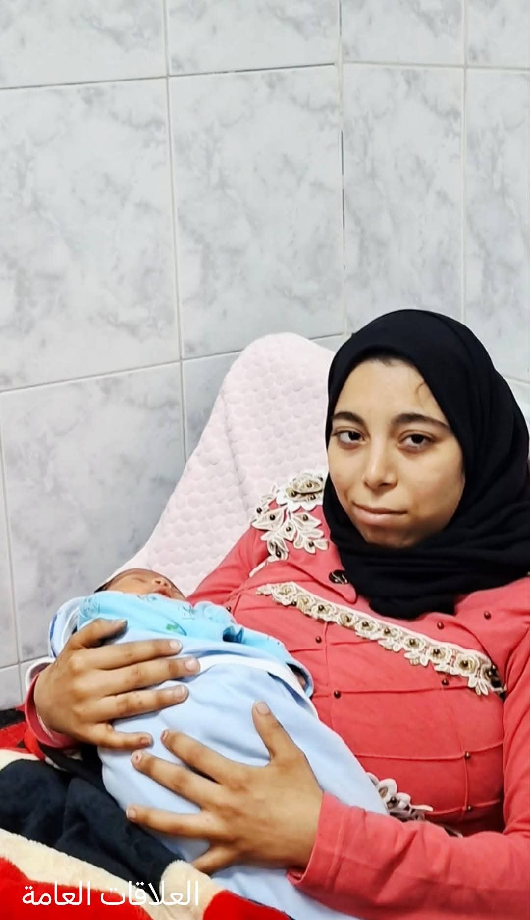 الطفلة المختطفة في حضن والدتها