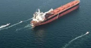 بدء عبور أولى السفن التجارية عبر مضيق هرمز عقب إعلان وقف إطلاق النار رسميا