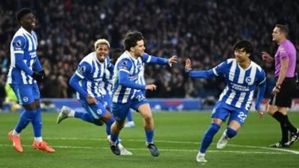 برايتون يضرب تشيلسي بثلاثية نظيفة ويقتحم صراع المربع الذهبي في الدوري الإنجليزي
