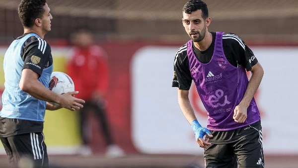 برنامج علاجي مكثف ليوسف بلعمري في الأهلي وتضاؤل فرص لحاقه بمباراة القمة أمام الزمالك