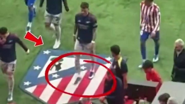 بسبب “دهس” الشعار.. سيميوني يشتبك مع مدافع أرسنال بعد قمة دوري الأبطال