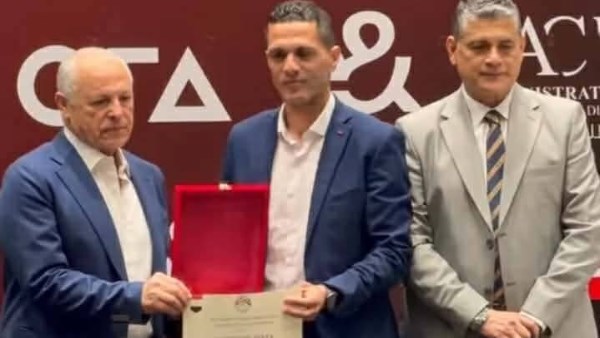بعد أزمته مع الأهلي.. هاني أبوريدة يمنح الحكم محمود وفا الشارة الدولية رسمياً ويُكرمه باتحاد الكرة