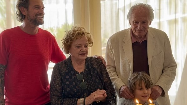 بقميص الأهلي الساحر مانويل جوزيه يحتفل بعيد ميلاده الـ80 رفقة عائلته