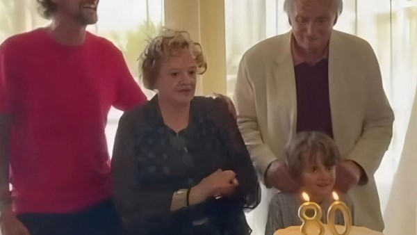 بقميص النادي الأهلي الأسطورة مانويل جوزيه يحتفل بعيد ميلاده الـ 80 رفقة عائلته