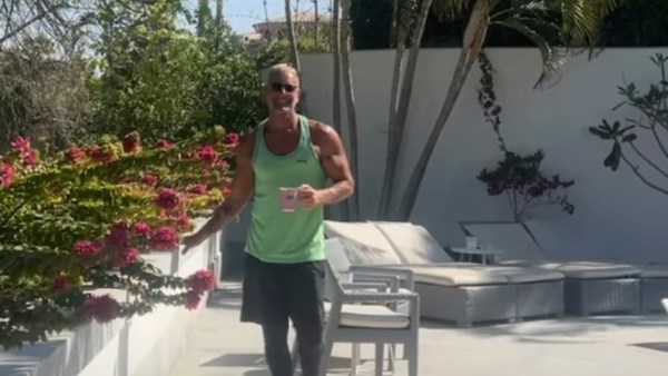 تامر هجرس يتألق بإطلالة صيفية في أحدث ظهور له عبر انستجرام بعد تعاقده على فيلمه الجديد