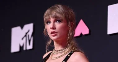 تايلور سويفت تسجل صوتها وصورتها كعلامات تجارية للحماية من الذكاء الاصطناعي
