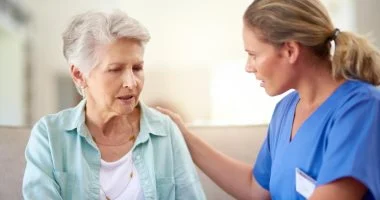 تشوش الذهن بعد الخمسين: متى يكون طبيعياً ومتى يستدعي القلق؟