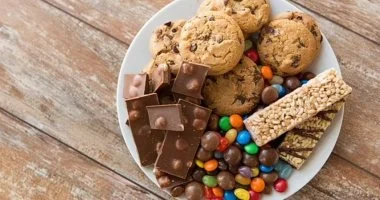 تشوش الذهن واضطرابات النوم: علامات تكشف إفراطك بسكر الغذاء