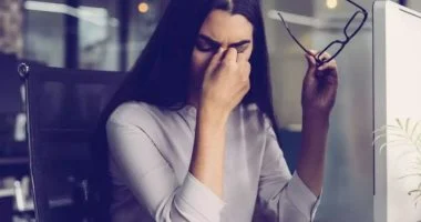 تشوش الرؤية بسبب الشاشات: 6 أسباب رئيسية وطرق الوقاية منها