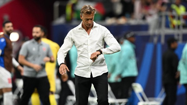 تقارير سعودية تكشف استقرار اتحاد القدم على دونيس لخلافة رينارد في مونديال 2026