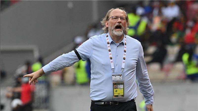 توم سانتفيت يعلن استقالته من تدريب منتخب مالي بعد عامين من “النتائج التاريخية” مع النسور