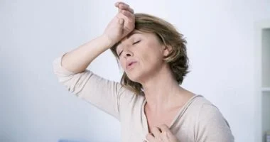 تيبس الكتف بعد الأربعين: هل الهرمونات سببك الخفي؟