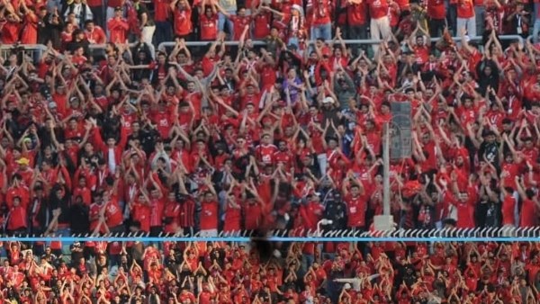 جماهير الأهلي تحتفل في ملعب الدفاع الجوي بتعادل الزمالك مع إنبي قبل صدام بيراميدز