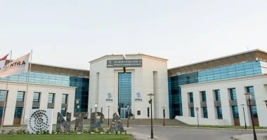 جهاز تنظيم الاتصالات يحدد مواعيد عمل منافذ البيع الجديدة وفق التوقيت الصيفي