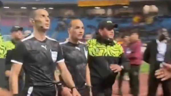 حراسة أمنية مشددة لخروج طاقم تحكام مباراة الترجي وصنداونز بعد قذفهم بعبوات المياه في رادس