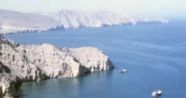 حركة ملاحة محدودة في مضيق هرمز بعد ساعات من إعلان وقف إطلاق النار وتوقعات بحذر السفن أمانة