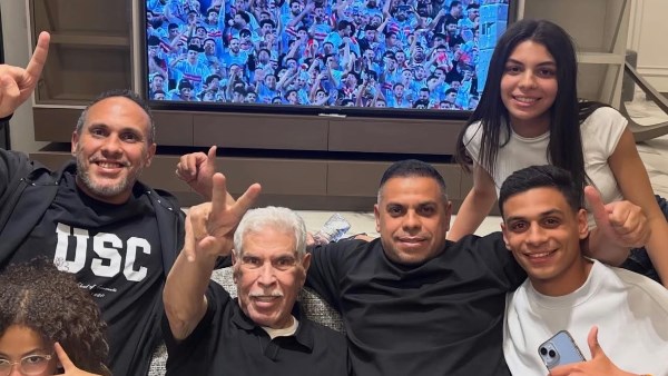 حسن شحاتة يحتفل بفوز الزمالك على بيراميدز وصدارة الدوري رفقة أبنائه وأحفاده بعلامة النصر