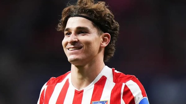 حقيقة بحث عائلة جوليان ألفاريز عن منزل في مدينة برشلونة تمهيدًا لضمه من أتلتيكو مدريد