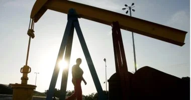 خام برنت يتجاوز حاجز 100 دولار للبرميل إثر توترات ملاحية في مضيق هرمز