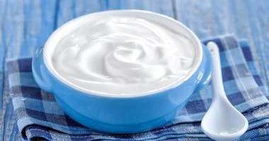 خبراء: هذه هي الفترة المناسبة لتقديم الزبادي للرضيع