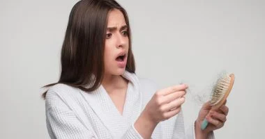 خبراء يفسرون: الهرمونات والجينات أبرز خيوط تساقط الشعر عند النساء