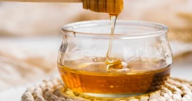 خبيرة تغذية تكشف: هذه الأطعمة ممنوعة على رضيعك في عامه الأول