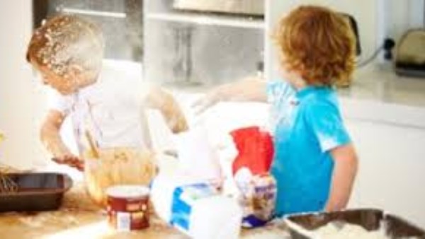 خطأ شائع في تنظيف الأواني يهدد صحة الأطفال ويسبب التهابات معوية حادة