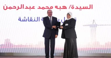 خلال احتفالية عيد العمال 2026.. الرئيس السيسي يكرم «الأسطى هبة» بعد 10 سنوات من احتراف مهنة النقاشة