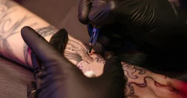دراسة تكشف: التاتو يؤثر على جهازك المناعي وليس مجرد شكل