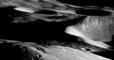 دراسة حديثة: فوهات القمر المظلمة تخفي كميات ضخمة من جليد الماء