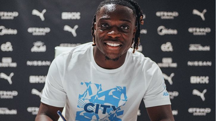 دوكو يؤكد قدرة مانشستر سيتي على حسم لقب الدوري الإنجليزي ويرى الفوز أمام أرسنال مفتاح التتويج