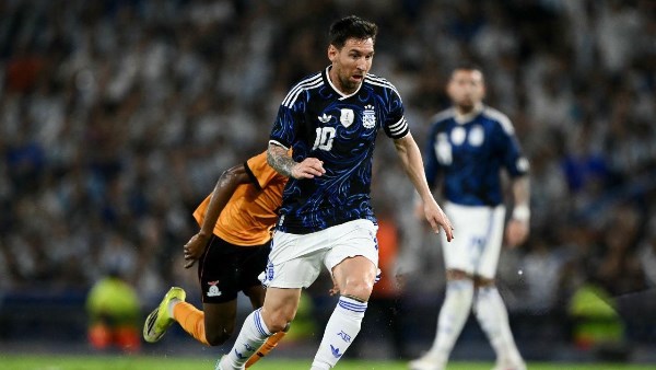 ديكو يحسم الجدل حول عودة ميسي لبرشلونة ويؤكد أن الفكرة لم تُطرح للنقاش بالأساس