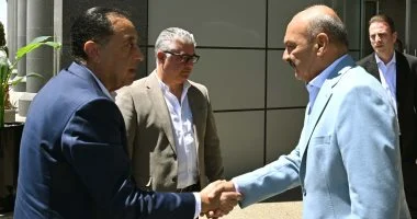 رئيس الوزراء يؤكد وجود توجيهات من الرئيس السيسي بدعم الصناعة المحلية وتوطينها بالكامل