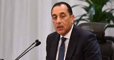 رئيس الوزراء يفتتح عددا من المصانع بالمنطقة الاقتصادية لقناة السويس بينها الزجاج والأقمشة