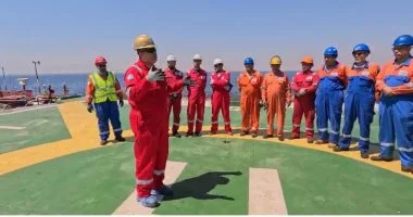 رئيس خدمات البترول البحرية يتابع ميدانيا أعمال إنزال خطوط تنمية حقل الزعفرانة بخليج السويس