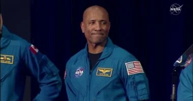 رائد أرتميس 2 يرسل وصية “تذكروا الحب” من خلف القمر