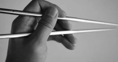 رجل يتعافى بعد 8 سنوات من عيشه بعود معدني عالق في حلقه