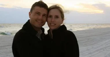 رواد أرتميس 2 يكرمون زوجة قائد المهمة بفوهة على القمر