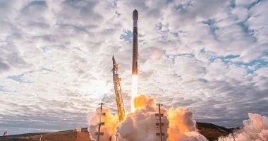 سبيس إكس تطلق 25 قمراً لإنترنت ستارلينك في مهمتها الخمسين لهذا العام