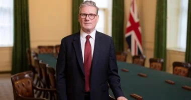 ستارمر يزور الخليج لدعم وقف إطلاق النار وتأمين الملاحة في مضيق هرمز وفق الجارديان