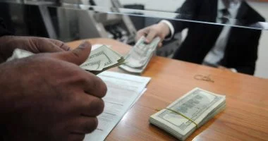 سعر الدولار يحافظ على استقراره أمام الجنيه المصري بالبنوك خلال تعاملات اليوم السبت
