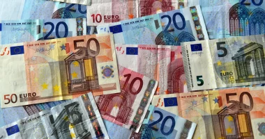 سعر اليورو اليوم يتخطى 61 جنيها بالبنوك المصرية في منتصف تعاملات الإثنين 20 أبريل