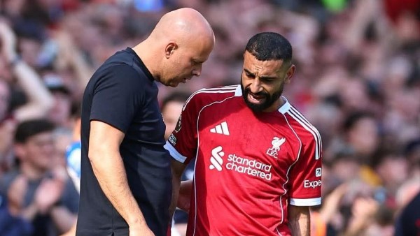 سلوت يثير القلق بشأن إصابة محمد صلاح أمام كريستال بالاس في الدوري الإنجليزي