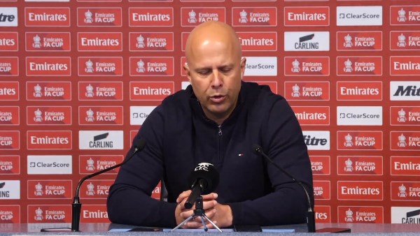 سلوت يعلن عودة إيزاك لقيادة هجوم ليفربول أمام إيفرتون لتعويض غياب إيكيتيكي المصاب