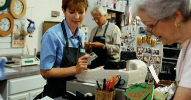 شعبة الطاقة المستدامة توضح مزايا الأنظمة الشمسية في حماية الأجهزة الإلكترونية وماكينات الكاشير من تذبذب التيار مؤكدة استدامة العمل دون انقطاع