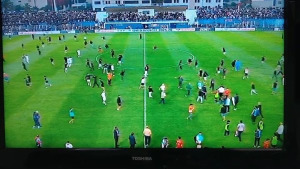 شغب الجماهير يؤجل انطلاق مباراة أولمبيك آسفي واتحاد العاصمة في نصف نهائي الكونفدرالية